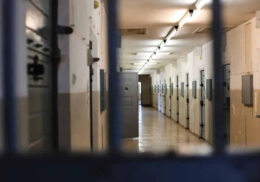 Co oznacza cwel w slangu więziennym: znaczenie, pochodzenie i użycie