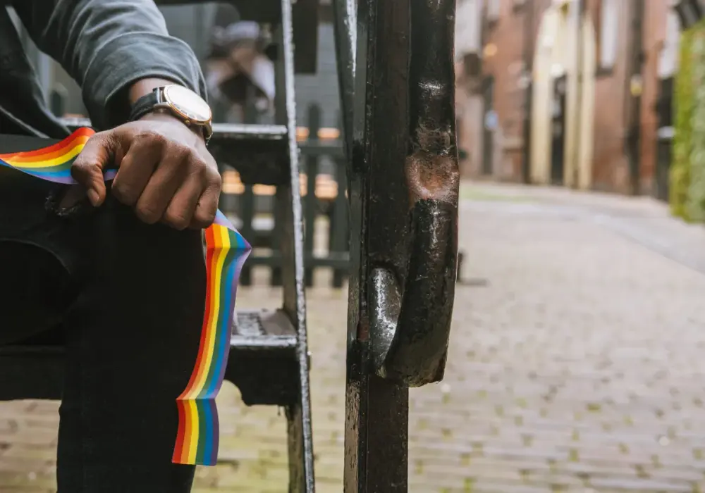 Biseksualny mężczyzna - Poznaj prawdę bez mitów i uprzedzeń
