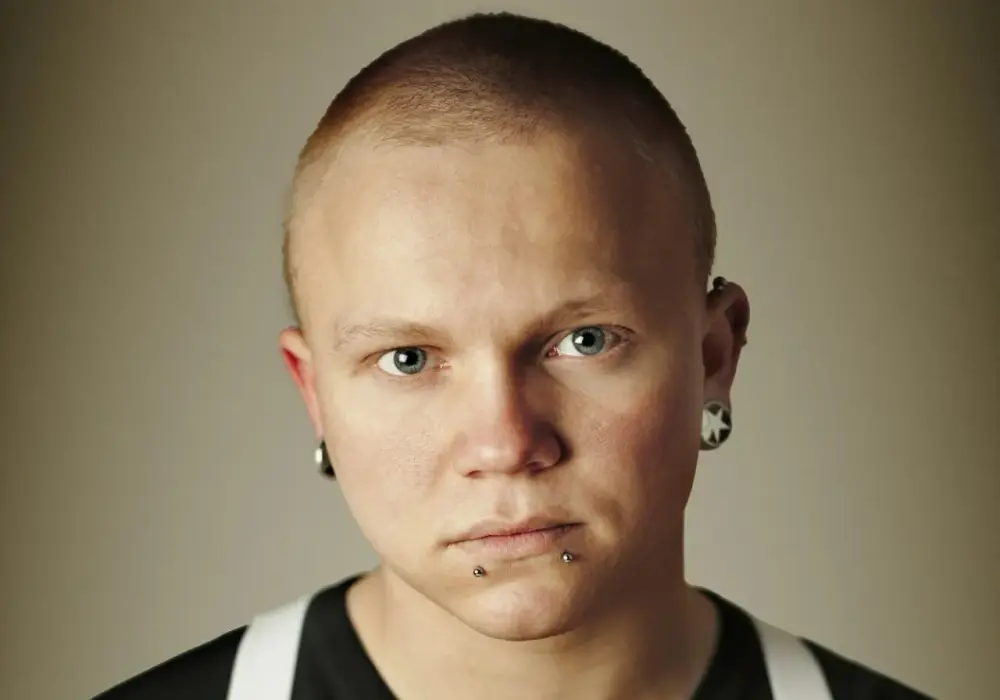 W którym uchu noszą kolczyk pedały? Odkryj prawdę o mitach społecznych