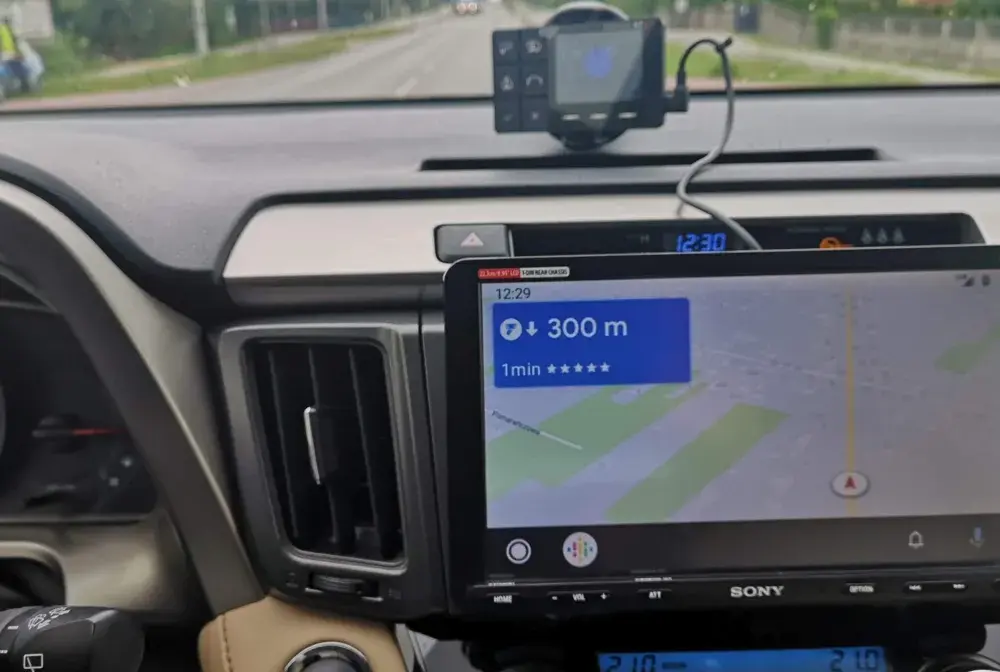 Yanosik w Android Auto - czy to ma sens? Sprawdź!