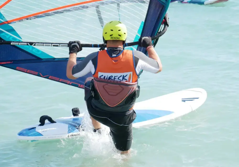 Kitesurfing czy windsurfing - który sport wybrać dla siebie?