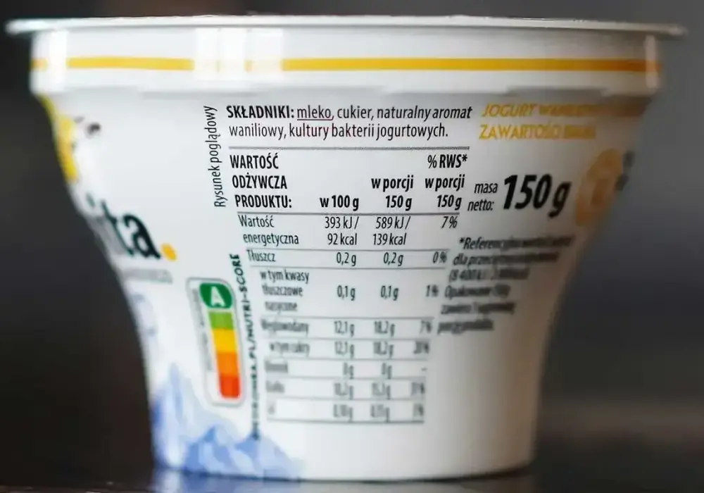 Skyr naturalny - kalorie, białko i czy warto go jeść?