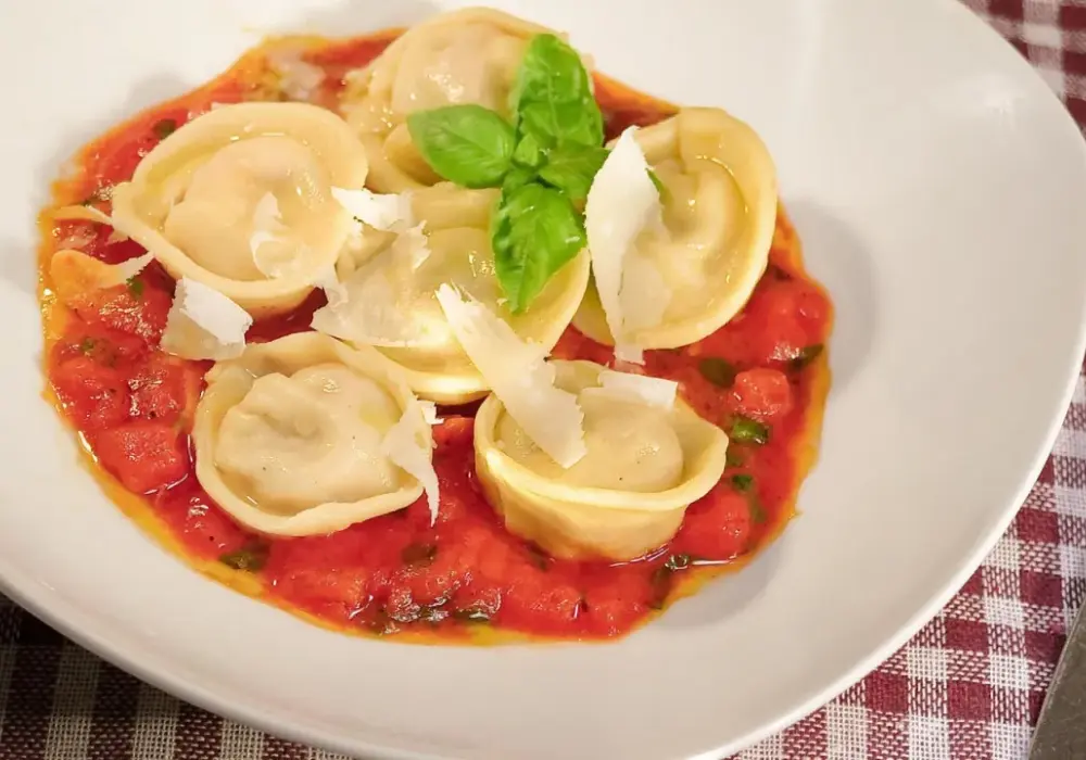 Co podać z tortellini prosciutto? Najlepsze sosy i dodatki