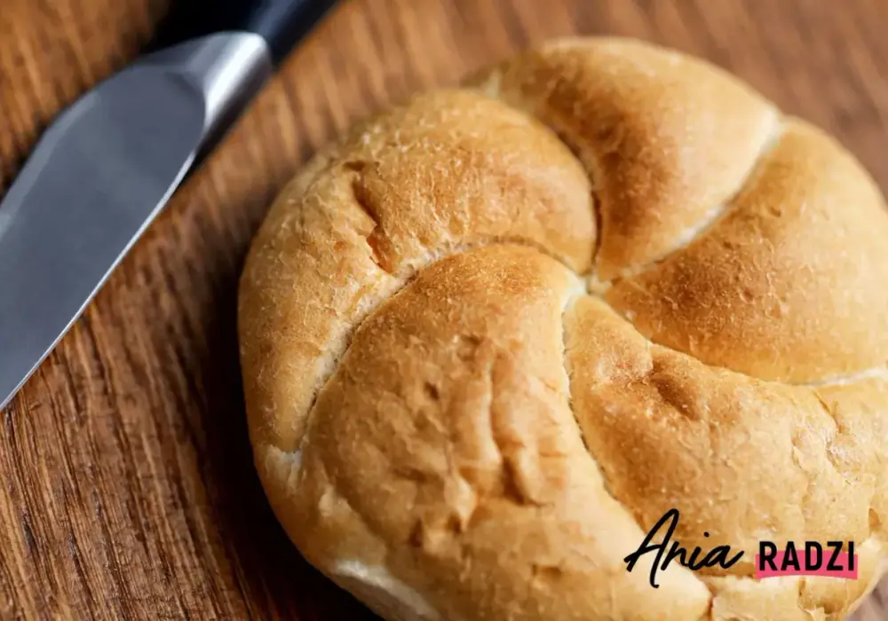 Jak odświeżyć czerstwe bułki? 4 sprawdzone sposoby!