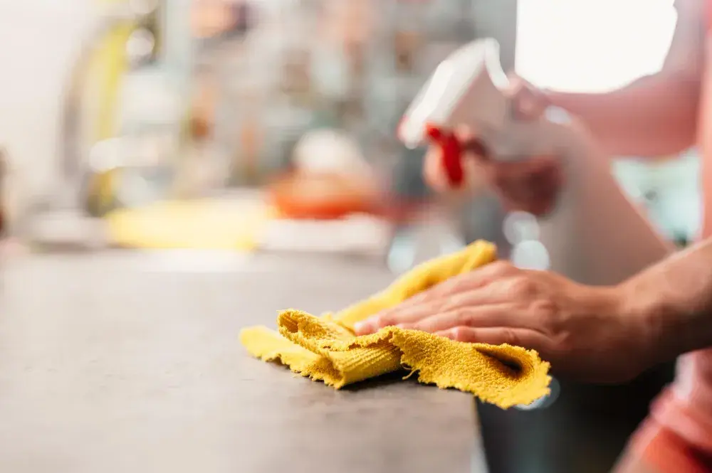 Czym myć meble kuchenne? Skuteczne metody i najlepsze środki czyszczące
