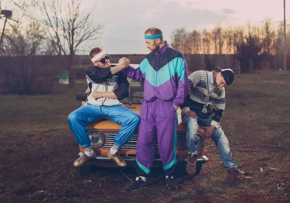 Moda lat 90. - jak nosić ten styl bez efektu przebrania?