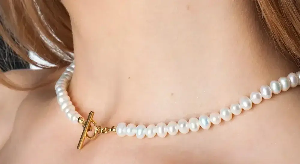 Naszyjnik przy szyi jak się nazywa? Poznaj choker i jego style