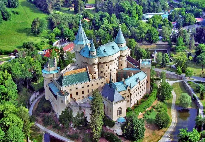 Zamek w Bojnicach: historia, atrakcje i praktyczne informacje dla turystów