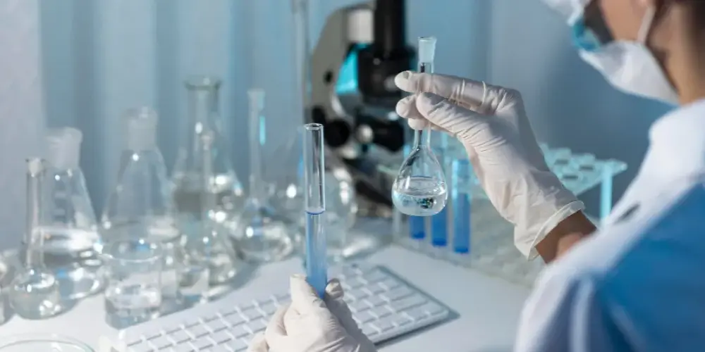 Jakie studia po chemii i angielskim? Odkryj najlepsze możliwości kariery