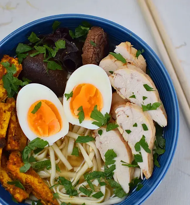 Jak zrobić pyszny ramen z kurczakiem w domu – prosty przepis krok po kroku