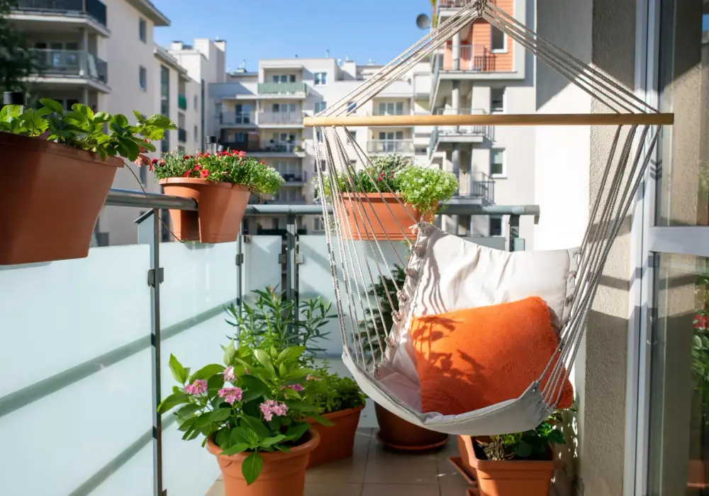 Mini balkon w bloku: 7 sekretów na stworzenie oazy spokoju