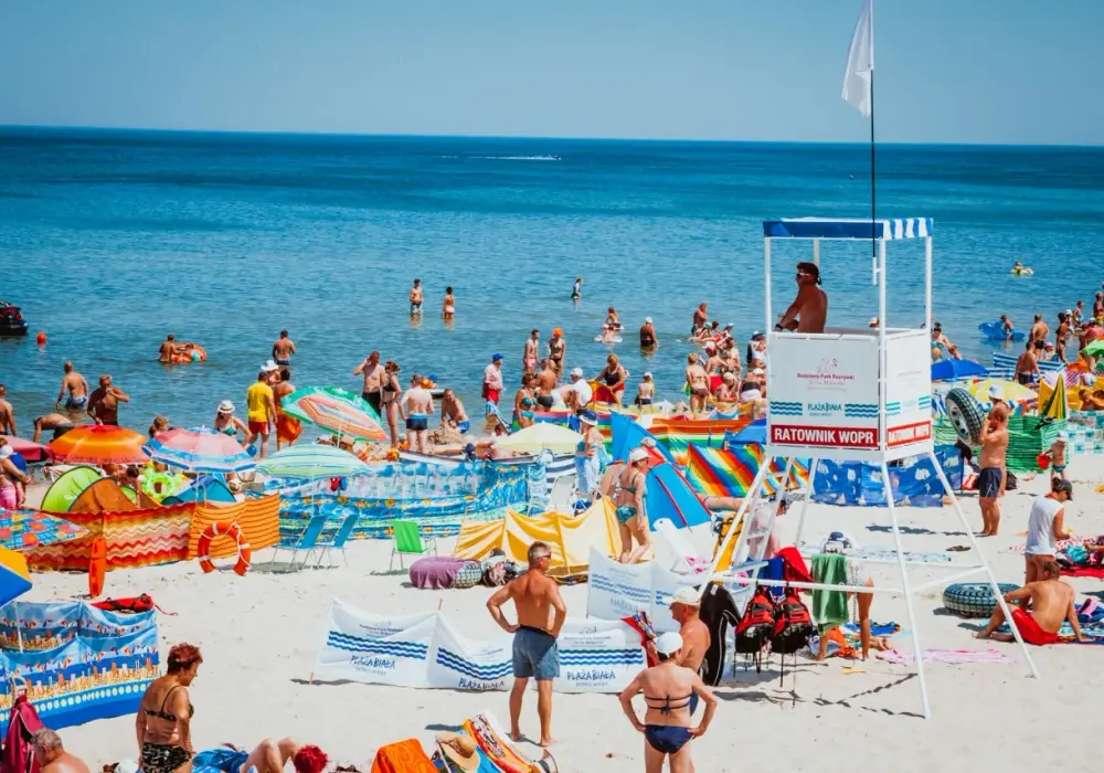 Co oznacza biała flaga nad morzem? Bezpieczne warunki do kąpieli