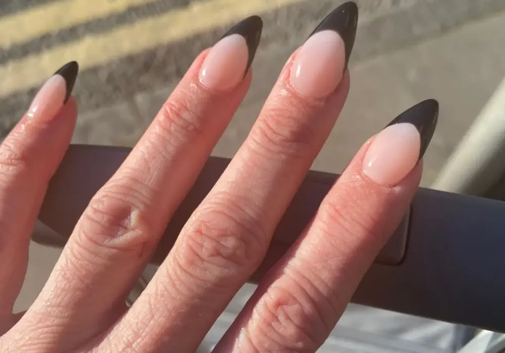 Czarny french manicure - jak dobrać wersję i zrobić go równo?