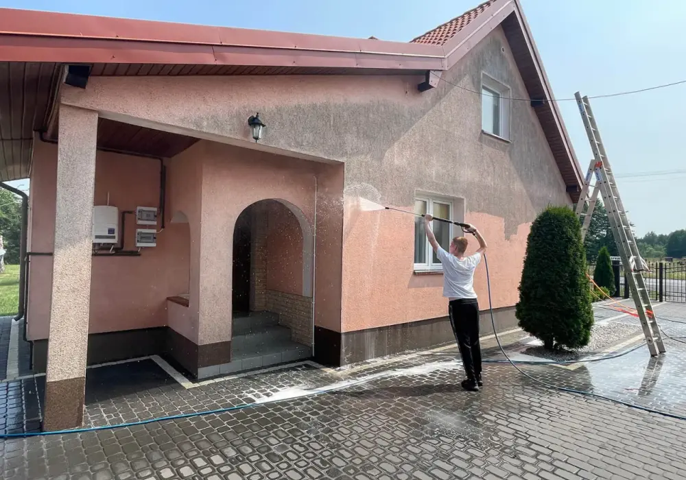 Skuteczne sposoby na to, czym umyć zacieki na elewacji budynku