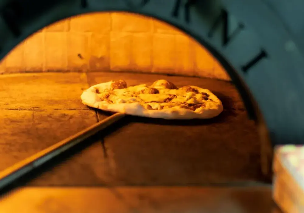 Pizza Rzymska - Odkryj Sekrety Chrupkości i Różnice