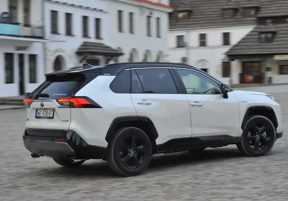 Hybrydy Toyoty - którą wybrać? Poradnik dla kupujących
