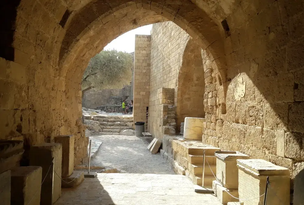 Akropol w Lindos: Magiczne schody historii, które zapierają dech w piersiach