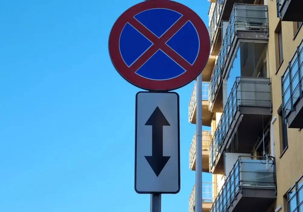 Zakaz parkowania przed znakiem - Kiedy wolno stanąć? Poznaj przepisy