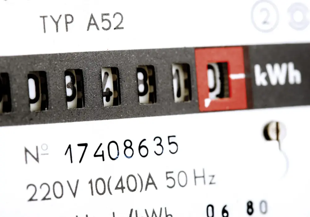 Ile kosztuje 1 kWh? Prawda o cenie prądu na Twojej fakturze
