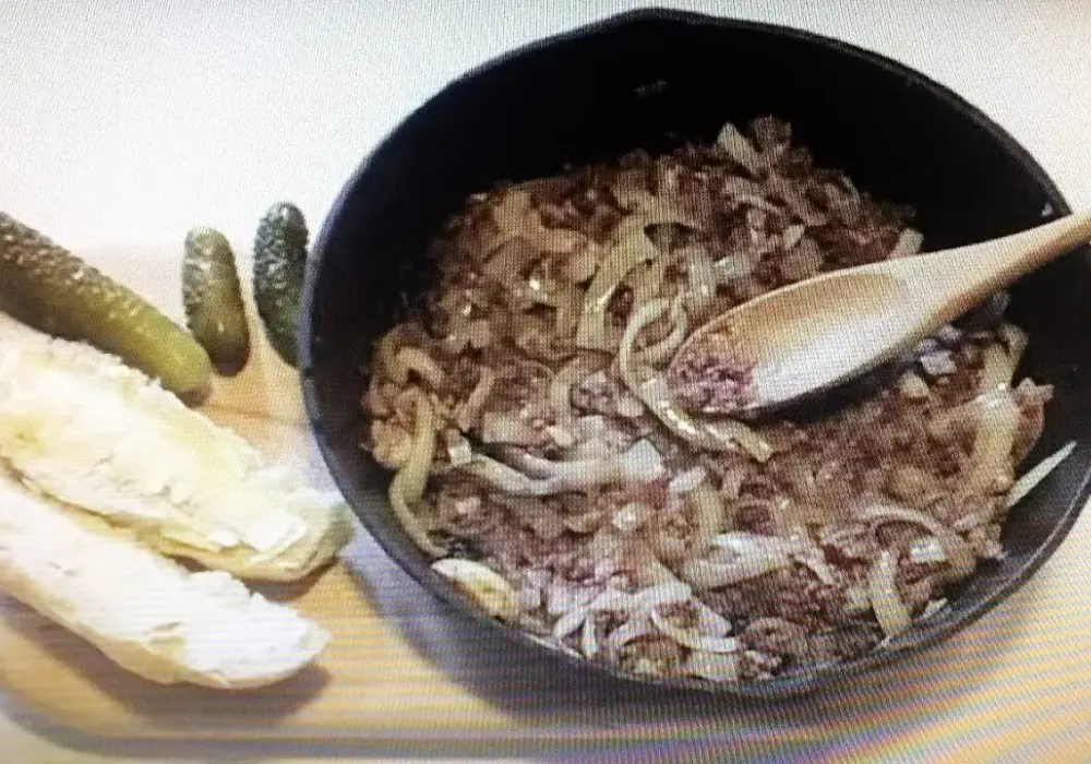 Jak usmażyć kaszankę z cebulą, by zachwycić smakiem i aromatem