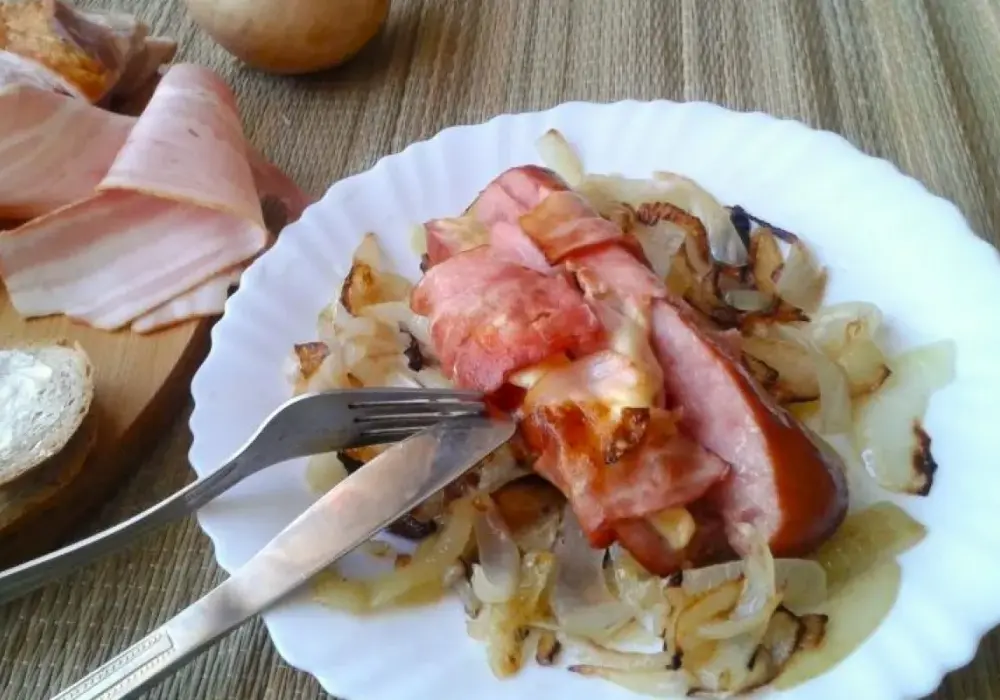 Szybka i pyszna kiełbasa smażona z serem na każdą okazję