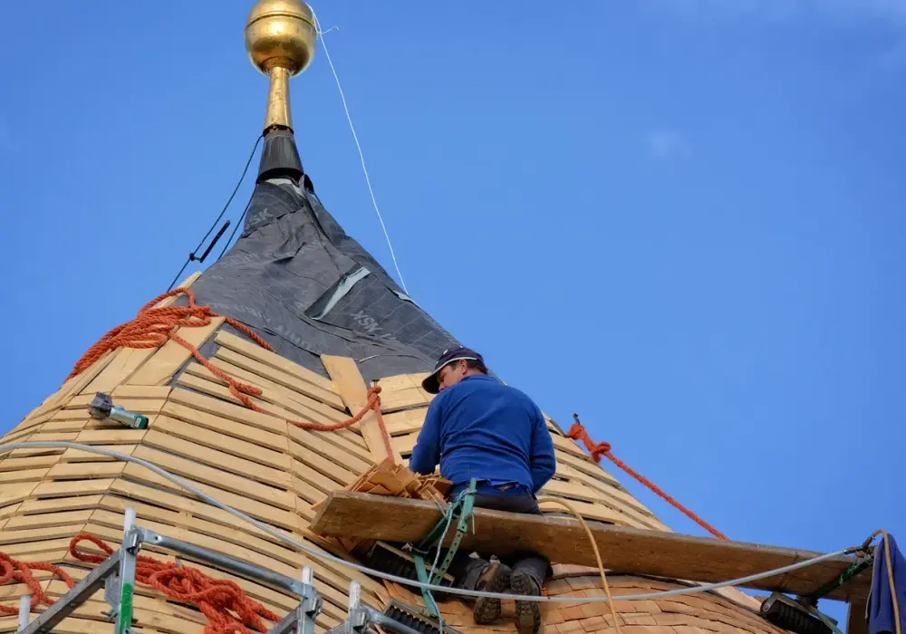 Ile zarabia dekarz w Holandii? Zaskakujące stawki i warunki pracy
