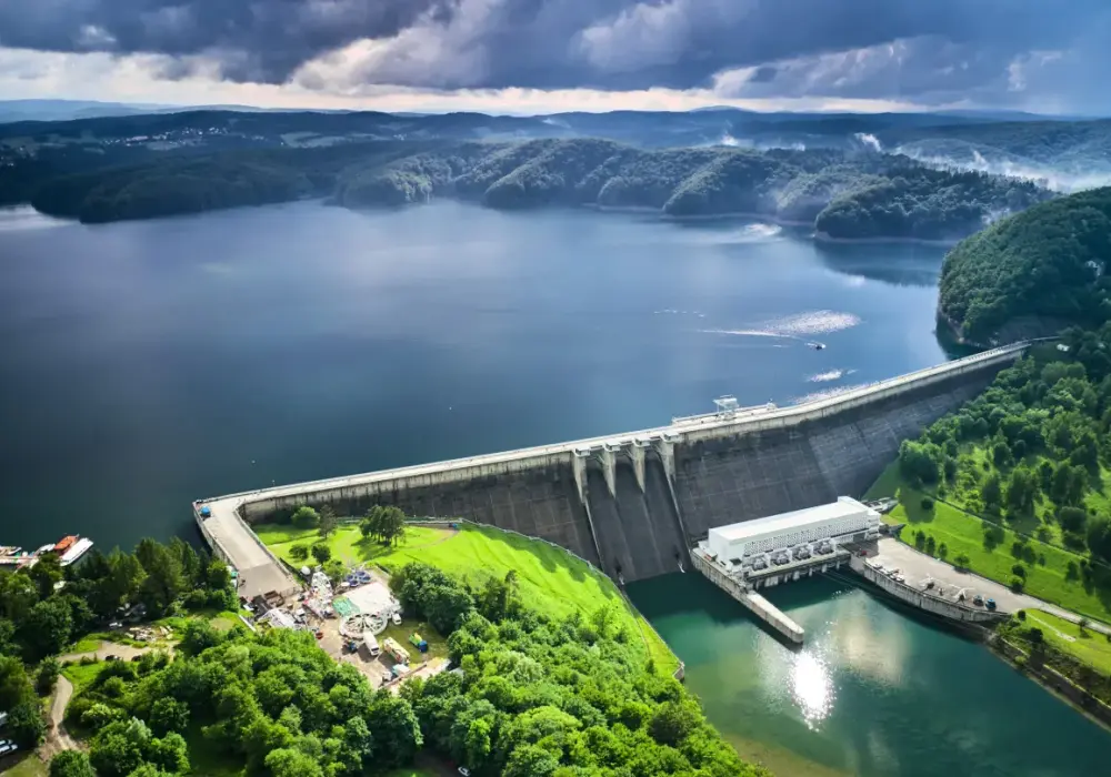 Pozyskiwanie energii wodnej: skuteczne metody i ich wpływ na środowisko