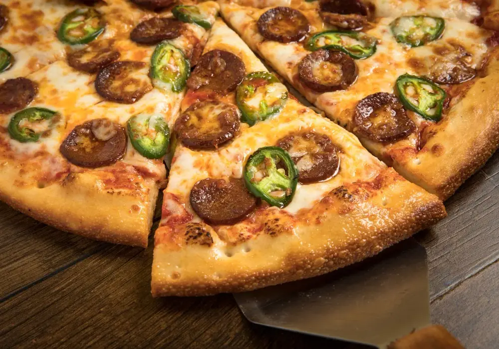 Skąd pochodzi pizza? Odkryj jej fascynującą historię!