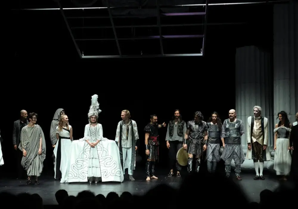 Co to jest teatr? Odkryj jego znaczenie i rolę w sztuce