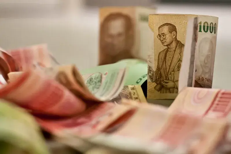 Jaka waluta w Bangkoku: kompletny poradnik o bahcie tajskim 2025
