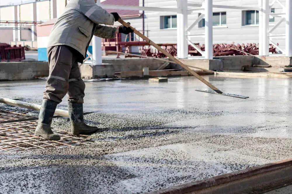 Jak przygotować podłoże pod wylewkę betonową, by uniknąć błędów