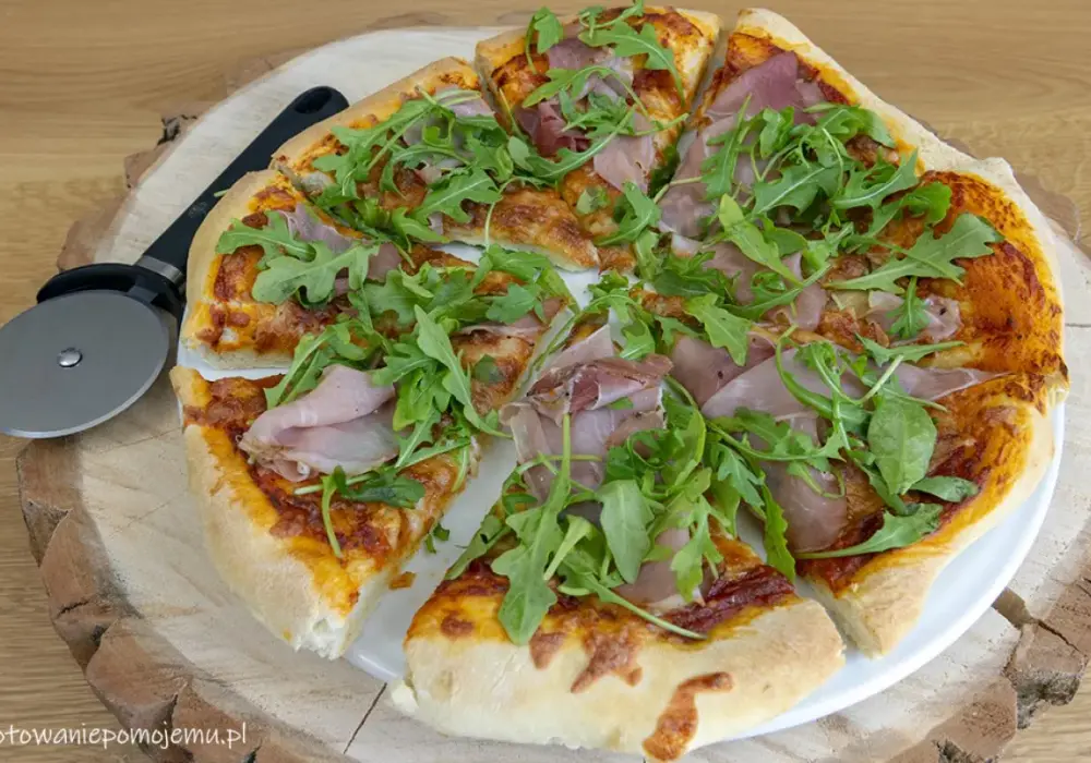 Domowa pizza - przepis na idealne ciasto i pieczenie w piekarniku