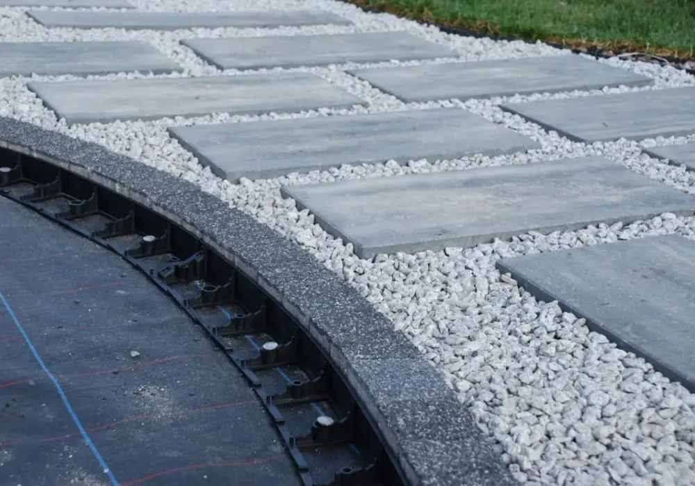 Jak ułożyć obrzeża z kostki brukowej: 5 prostych kroków