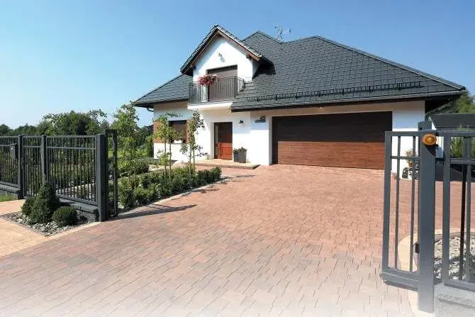 Jaką kostkę brukową wybrać do brązowego dachu, aby uniknąć błędów?