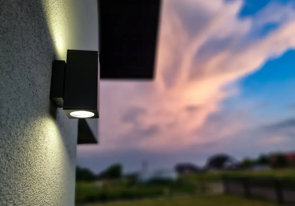Lampy zewnętrzne na dom: Praktyczny przewodnik po wyborze i montażu