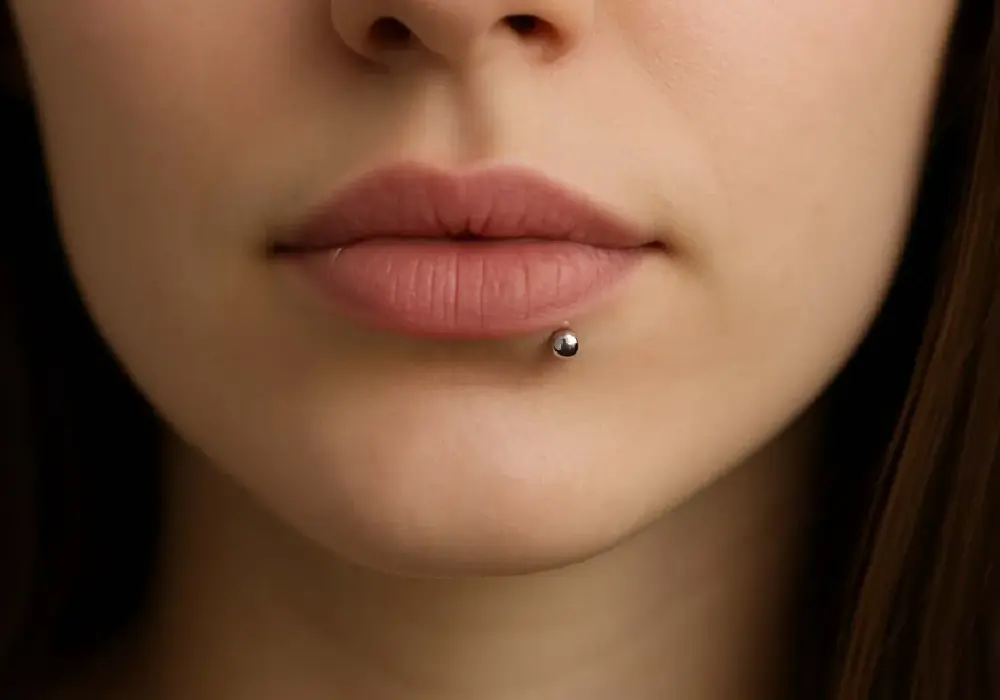 Jak odkręcić kolczyk labret? Bez szarpania i zgadywania!
