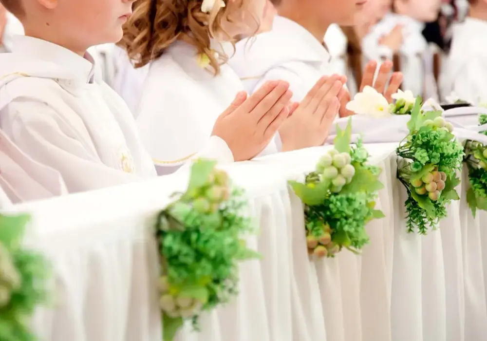 Jak prać albę komunijną, aby uniknąć zniszczeń i zachować piękno