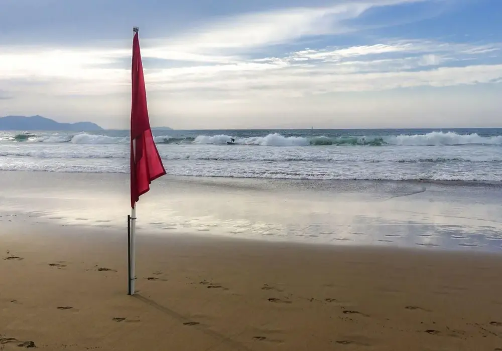 Flagi na plaży - Co naprawdę oznaczają nad Bałtykiem?