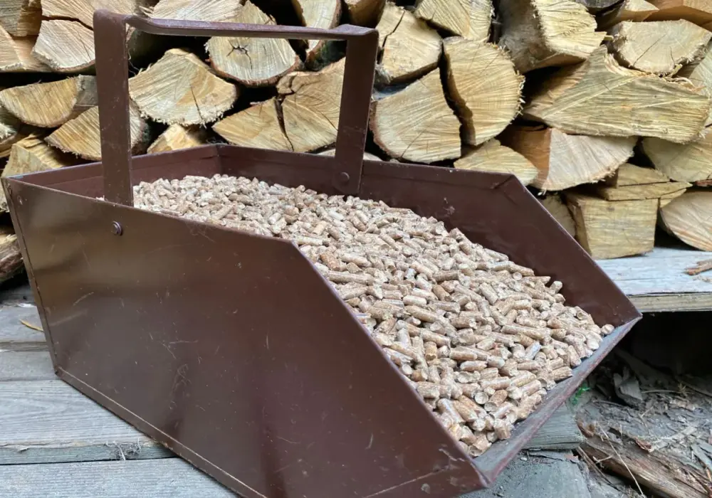Ile worków pelletu na tonę? Obliczamy i porównujemy oferty