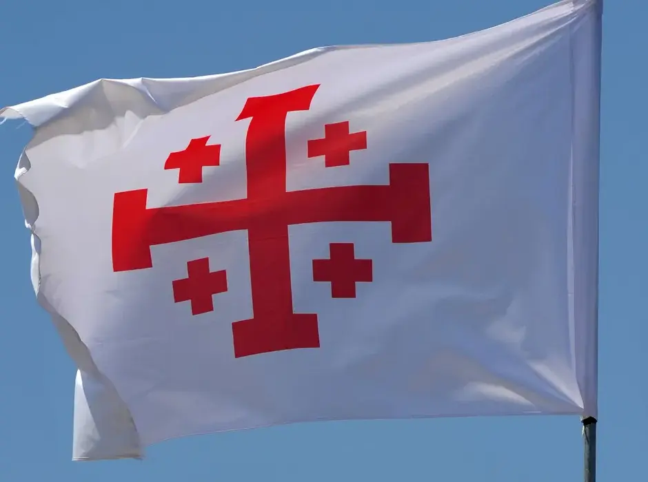 Czy katolik może nosić krzyż jerozolimski? Oto co warto wiedzieć