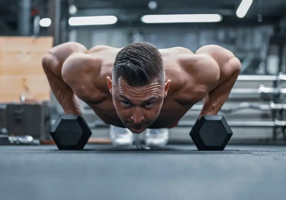 Pompki na biceps: Jak je robić, by faktycznie ćwiczyć bicepsy?