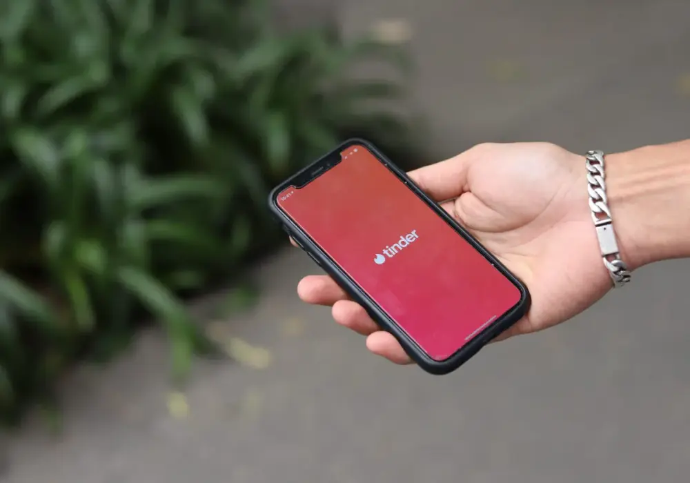 Jak usunąć konto na Tinderze - Jak zrobić to trwale i poprawnie?
