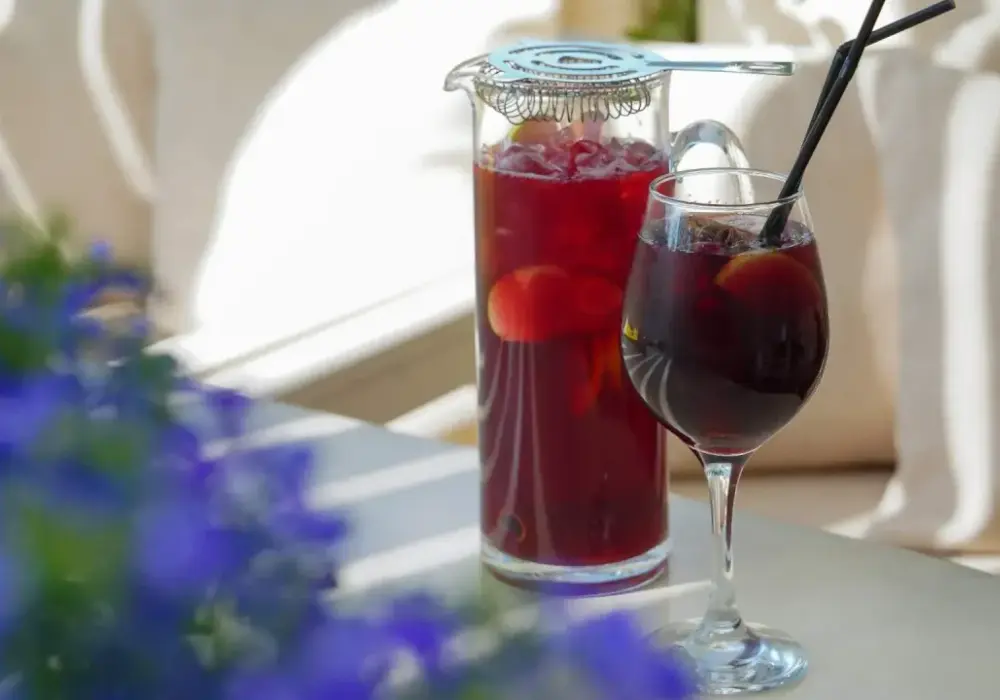 Najlepsze drinki z czerwonym winem, które zaskoczą Twoich gości