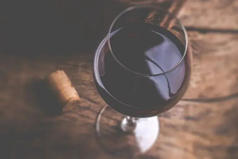 Czy wino może się zepsuć? Poznaj przyczyny i objawy psucia się wina