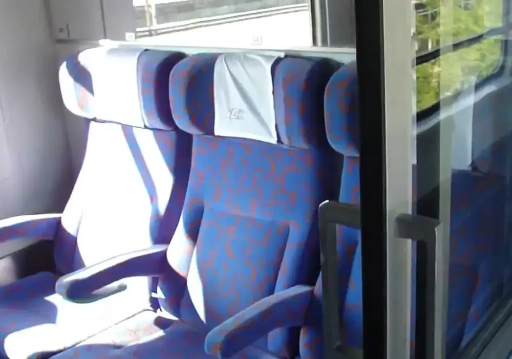 Jak dojechać do Mikołajek pociągiem? Wszystko o połączeniach i alternatywach