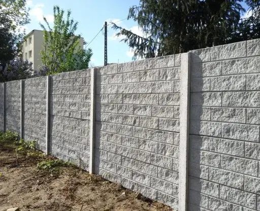Jak postawić płot betonowy - krok po kroku, uniknij najczęstszych błędów