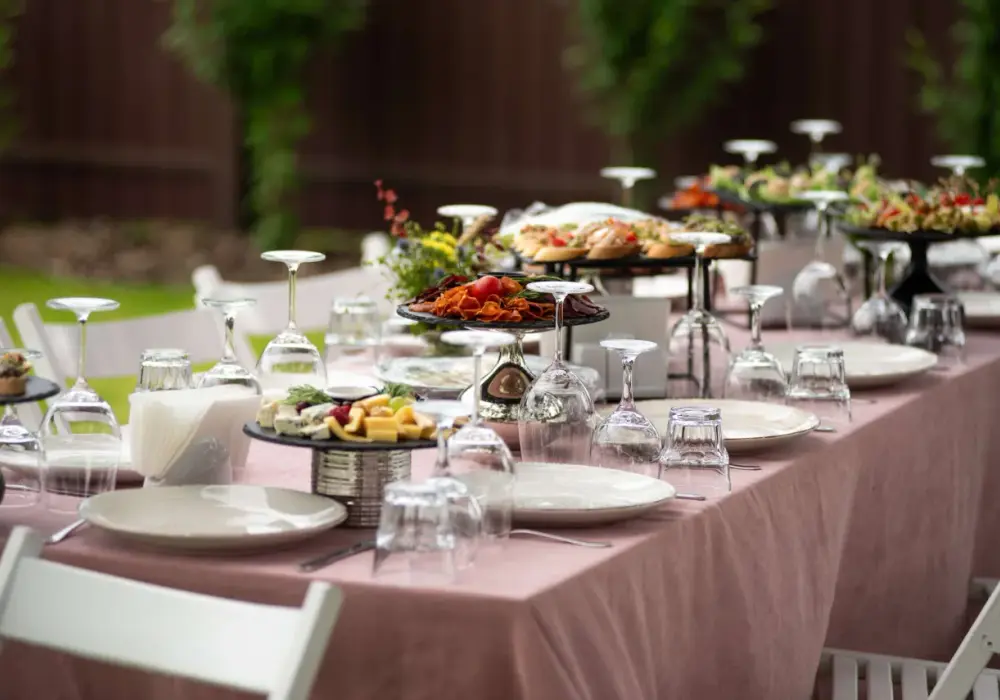 Jak rozłożyć stół cateringowy, aby uniknąć najczęstszych błędów?