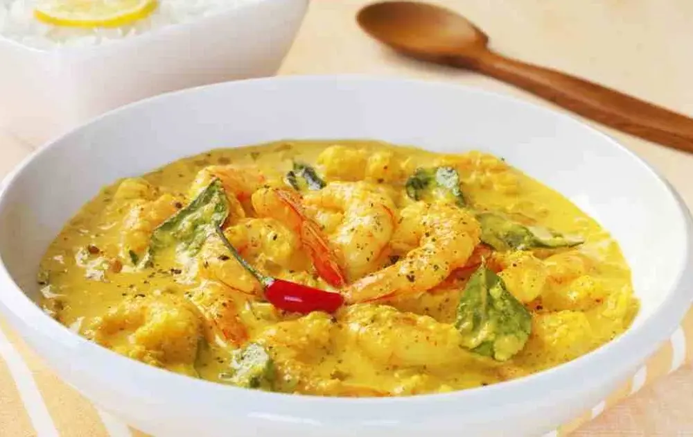 Krewetki w mleku kokosowym z curry, imbirem, kolendrą i ryżem