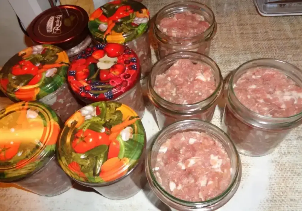 Kiełbasa w słoiku z galaretką - prosty przepis i ważne wskazówki