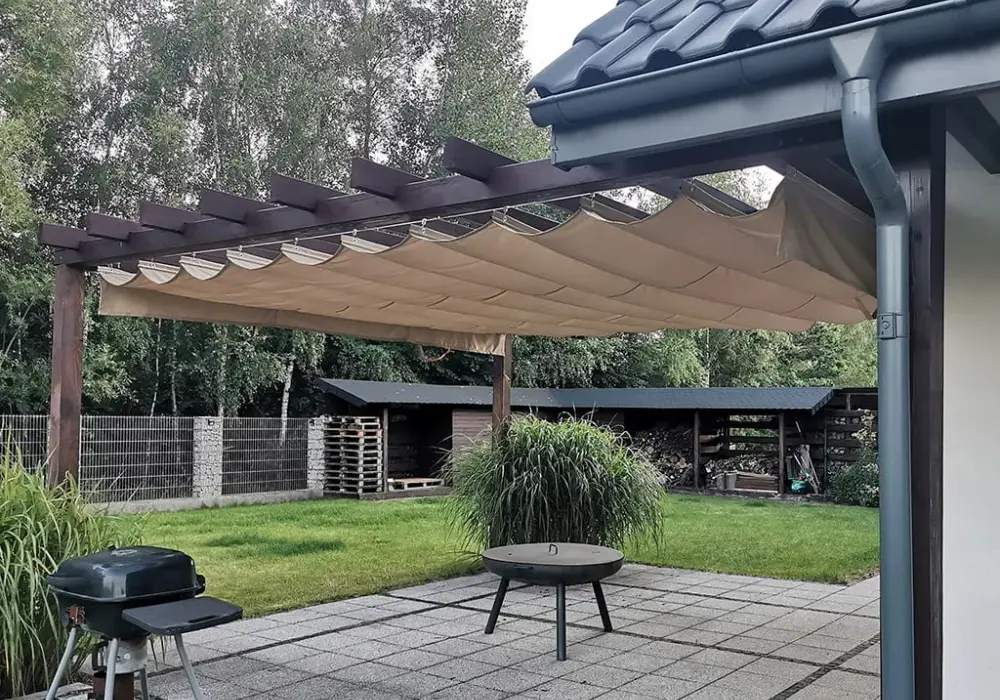  Nowoczesne rolety rzymskie na taras - pionowe i poziome opcje na zewnątrz